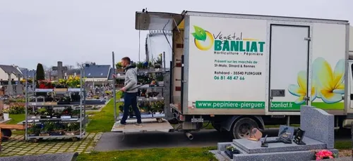 UN HORTICULTEUR D ILLE ET VILAINE DECIDE DE FLEURIR LES TOMBES DE...