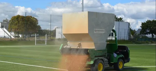 Jouer au foot sur des noyaux d'olives