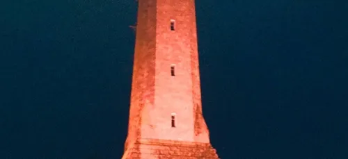 Le phare d'Eckmühl à Penmarc'h (29) illuminé en rose.
