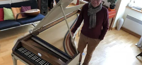 A Pont-l'Abbé (29), un retraité construit un piano-forte.