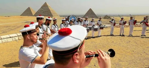 Le Bagad de Lann-Bihoué devant les pyramides de Gizeh.