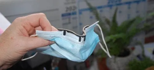 Une pince antibuée pour les masques.