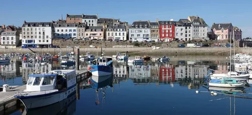 Les marins pécheurs menacés par un tag à Douarnenez (29).