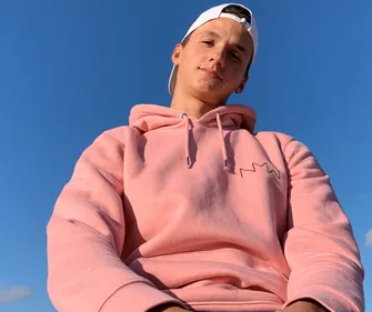 A 18 ans, ce jeune breton lance sa propre marque de vêtements et...