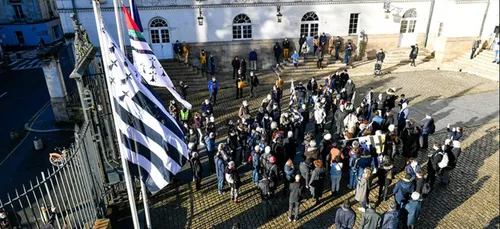 Le drapeau breton et le Bro Gozh à la mairie de Nantes