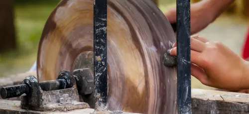 Nouveau, un rémouleur sur le marché à Scaër.