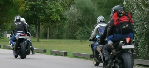 Les motards ont une dent contre les nids de poule