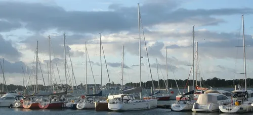 Mise à l'eau du " Maxi Banque Populaire XI " à Lorient.