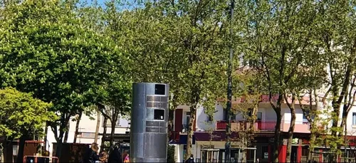 Etrange cylindre au centre ville à Lorient.