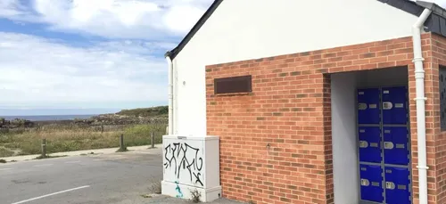 Des casiers consignes à la plage à Ploemeur.