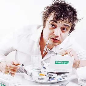 Vu sur le Net - A table, Pete Doherty mange des aiguilles