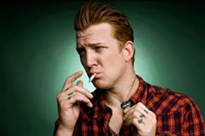 Josh Homme fait de la pub pour les Scissors Sisters !