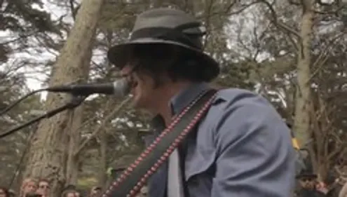 Jack White : mini-concert surprise dans les bois !