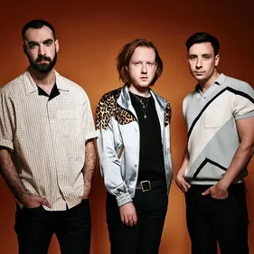 Two Door Cinema Club ouvre (presque) les portes du cinéma