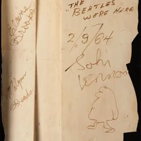Aux enchères : un mur signé par les Beatles