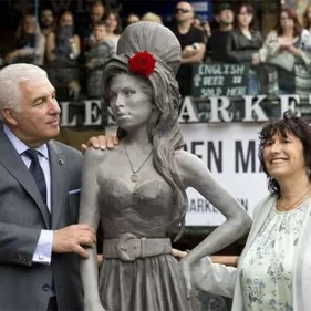Amy Winehouse : une statue hommage à Londres
