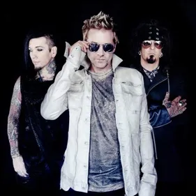 Sixx:AM dans Bring The Noise