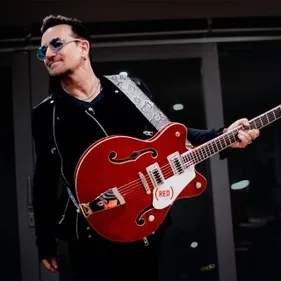 Bono et Gretsch créent une guitare pour (RED)