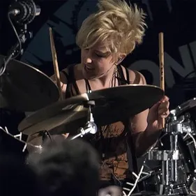 The Darkness : une batteuse et un nouvel album