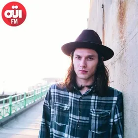 James Bay en session acoustique : découvrez les coulisses avec OÜI FM