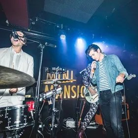 Alex Turner donne le vertige avec Mini Mansions