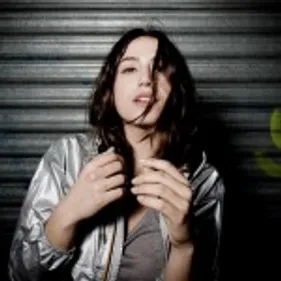 Izia en interview avec Thomas Caussé