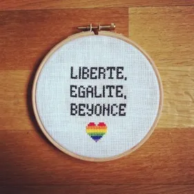 Qui a dit que la broderie ne pouvait pas être rock ?