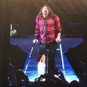 Dave Grohl casse sa jambe (et les Internets)