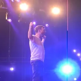 Damon Albarn (Blur, Gorillaz) sorti de scène au Danemark