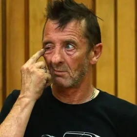 L'ex-batteur d'AC/DC une nouvelle fois au tribunal