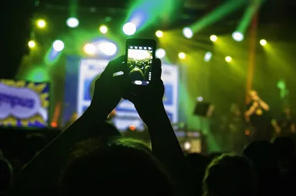 Yondr, l'entreprise qui confisque vos téléphones avant un concert