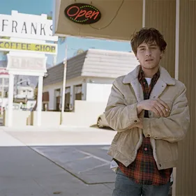 Max Jury dévoile une nouvelle reprise pour Noël