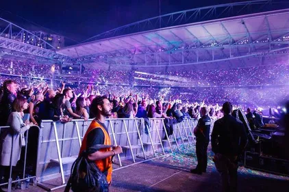 Mettez juste un gilet de sécurité... vous pourrez passer où vous...