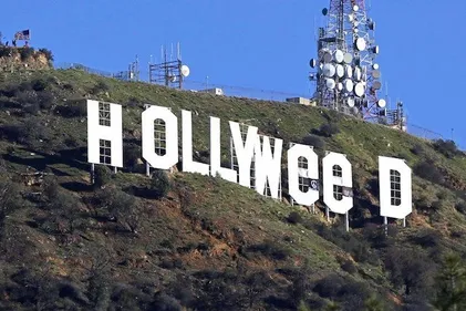 Le panneau "Hollywood" transformé en... "Hollyweed"