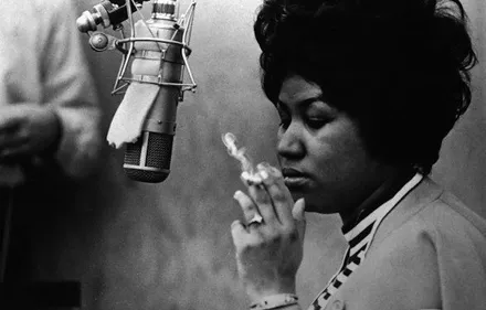 La queen Aretha Franklin s'accompagne de Stevie Wonder et Elton...