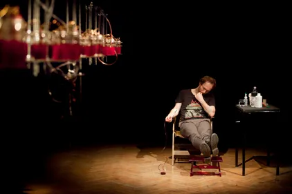 Dmitriy Morozov, cet homme qui fait de la musique... avec son sang