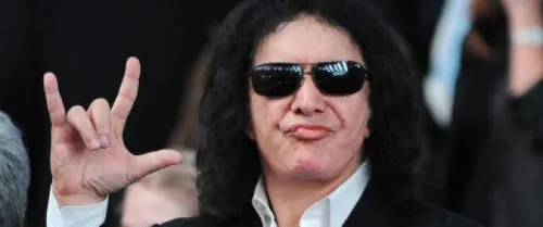 Gene Simmons prétend avoir inventé le signe des cornes et veut...