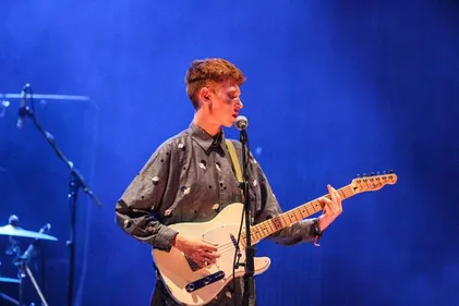 King Krule, toujours aussi ténébreux et menaçant, donne de ses...