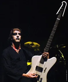 Suite aux accusations à son encontre, Twiggy Ramirez est renvoyé...