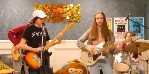 Déjà pas assez cool, un des enfants-acteurs de "Stranger Things"...