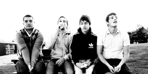 Les Arctic Monkeys rééditent leur premier album avec un vinyle...