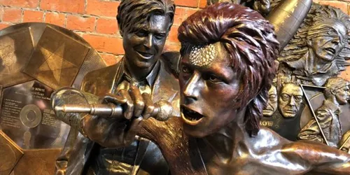 Première statue à la mémoire de David Bowie érigée à Londres