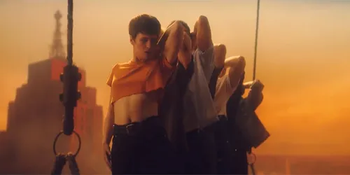 [Vidéo] Pour le clip de "Damn, dis-moi", Christine and the Queens...