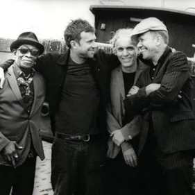 The Good, The Bad and The Queen : rideau !