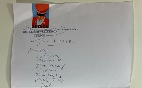 Contre l'illettrisme, les artistes vendent leurs setlists aux enchères