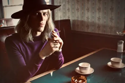 Première image de Johnny Flinn en David Bowie