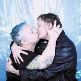 Toybloid prend un bain de soleil