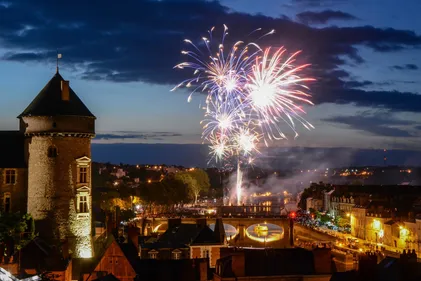Laval. Grand sapin, maison en pain d'épices sur la Mayenne... La...