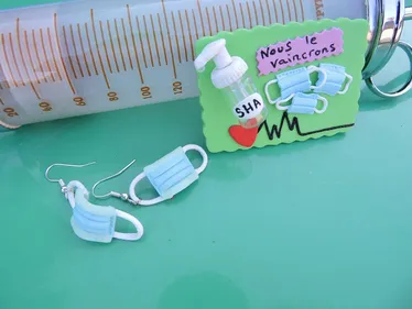 Cette Mayennaise crée des boucles d’oreilles en forme de masques