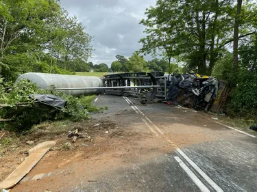 La Ferrière de Flée. Un poids-lourd renversé, le conducteur dans un...